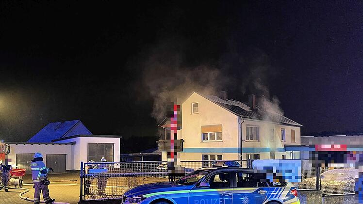 Feuer bricht in Wohnhaus aus: Zwei Bewohner mit Rauchgasvergiftung in Behandlung