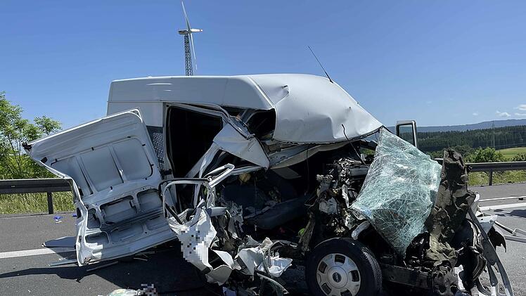Transporter und Lastwagen kollidieren: Zwei Personen schwerst verletzt