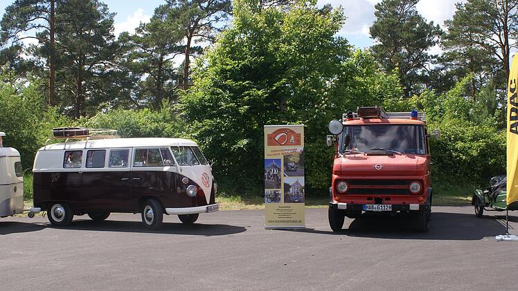 Oldtimerausstellung vor Ort auf dem Platz.Foto: Milena Meder