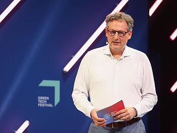 Eckart von Hirschhausen, ARD-Moderator, Mediziner und Protestant, hofft stark, dass der Einfluss der katholischen Kirche beim Kampf gegen den Klimawandel helfen kann.