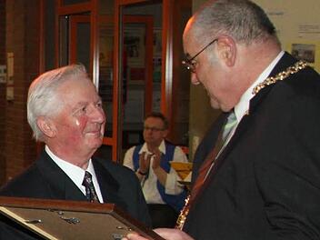 Hermann Hofmann (links) erhielt die Urkunde zur Ernennung als Ehrenbürger aus den Händen von Bürgermeister Dieter Adam. Fotos: Jürgen Gärtner