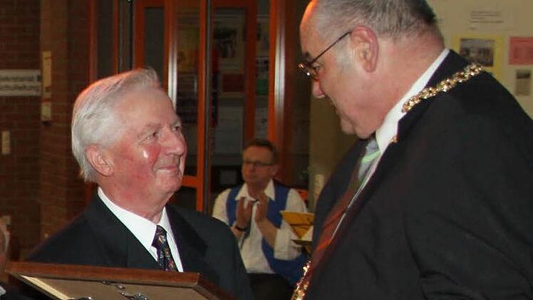 Hermann Hofmann (links) erhielt die Urkunde zur Ernennung als Ehrenbürger aus den Händen von Bürgermeister Dieter Adam. Fotos: Jürgen Gärtner