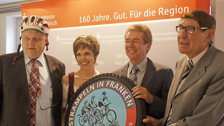 Die Benefiztour-Paten: (von links) Landrat Eberhard Irlinger, Karpfenprinzessin Katrin, Herbert Fiederling und Helmuth P. Schuh Foto: Lindner