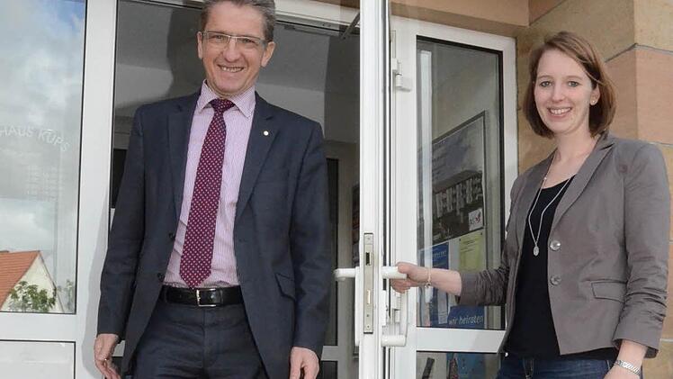 Hans Rebhan verlässt das Rathaus in Küps nach jahrzehntelanger Tätigkeit als Marktgemeinderat, dafür zieht Tochter, Christina Härtlein in das Marktgemeinderatsgremium ein und wurde in der konstituierenden Sitzung zur Jugendbeauftragten bestellt. Foto: Karl-Heinz Hofmann