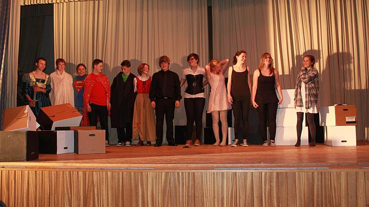 Alle Darsteller auf der Bühne Foto: Katharina Becht