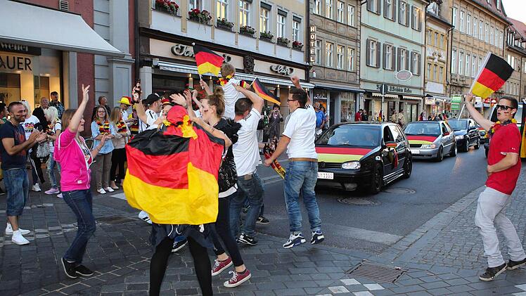 Nach dem Spiel wurde die Lange Straße wieder zu Party-Meile.  Foto: RiegerPress