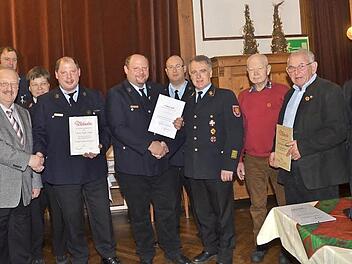 Ehrungen für verdiente und langjährige Mitglieder der FF Haig. Von links: KBI Harald Schnappauf, Bernd Steger (Landratstellvertreter), KBM Klaus Dressel, Kommandant Georg Gremer, Frank Lifka, Matthias Lifka, Vorsitzender Florian Kleine- Herzbruch, KBR Joachim Ranzenberger, Dieter Gebhardt, Manfred Däumer, Bürgermeister Rainer Detsch. Foto: Karl-Heinz Hofmann