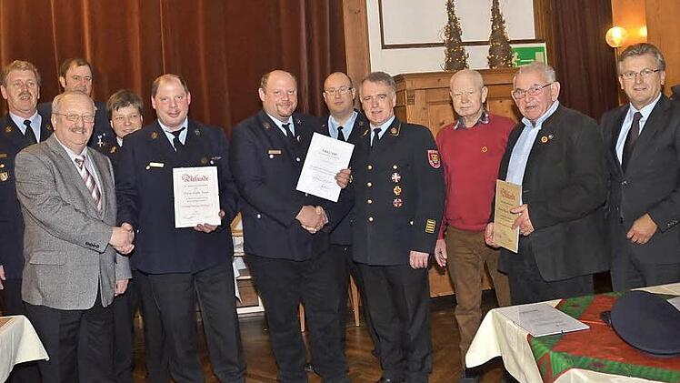 Ehrungen für verdiente und langjährige Mitglieder der FF Haig. Von links: KBI Harald Schnappauf, Bernd Steger (Landratstellvertreter), KBM Klaus Dressel, Kommandant Georg Gremer, Frank Lifka, Matthias Lifka, Vorsitzender Florian Kleine- Herzbruch, KBR Joachim Ranzenberger, Dieter Gebhardt, Manfred Däumer, Bürgermeister Rainer Detsch. Foto: Karl-Heinz Hofmann