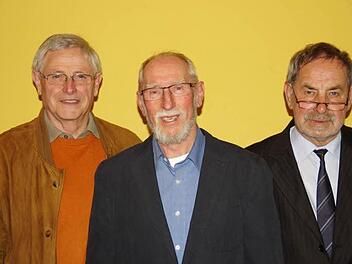 Heinz Koch (Mitte) ist jetzt Ehrenmitglied der Kolpingsfamilie. 60 Jahre dabei sind Helmut Herbert (links) und Roland Brand. Foto: Klaus Werner