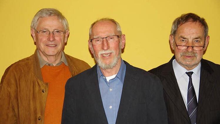 Heinz Koch (Mitte) ist jetzt Ehrenmitglied der Kolpingsfamilie. 60 Jahre dabei sind Helmut Herbert (links) und Roland Brand. Foto: Klaus Werner