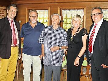 Neben Verwandten und Freunden gratulierten auch Bürgermeister Roland Wolfrum (links) und stellvertretender Landrat Dieter Schaar (rechts) Alois Günther (Mitte) zum 90. Geburtstag. Foto: Klaus Klaschka
