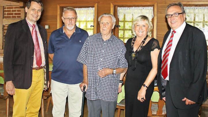Neben Verwandten und Freunden gratulierten auch Bürgermeister Roland Wolfrum (links) und stellvertretender Landrat Dieter Schaar (rechts) Alois Günther (Mitte) zum 90. Geburtstag. Foto: Klaus Klaschka