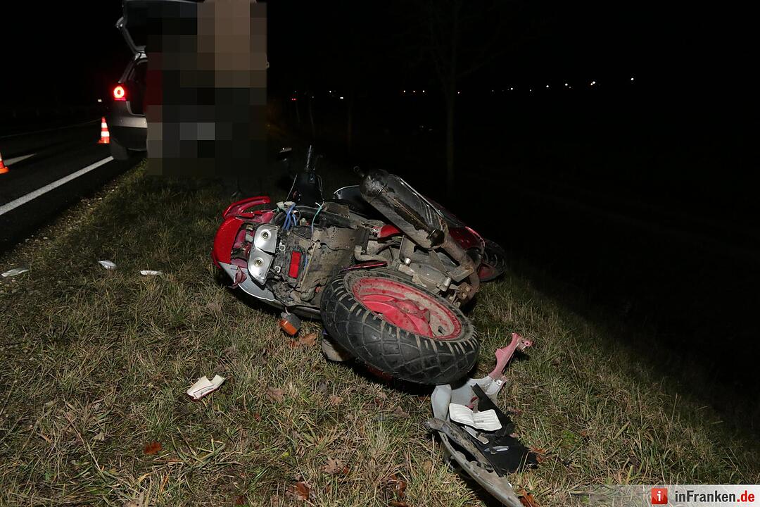 Pkw und Roller kollidieren auf B22 bei Birkach