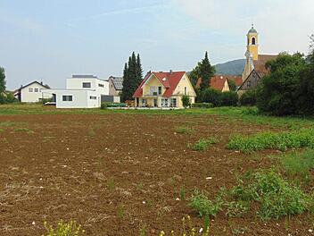 Auf diesem Gelände in der Nähe der Kirche möchte SeniVita einen Seniorenzentrum errichten.  Foto: Petra Malbrich