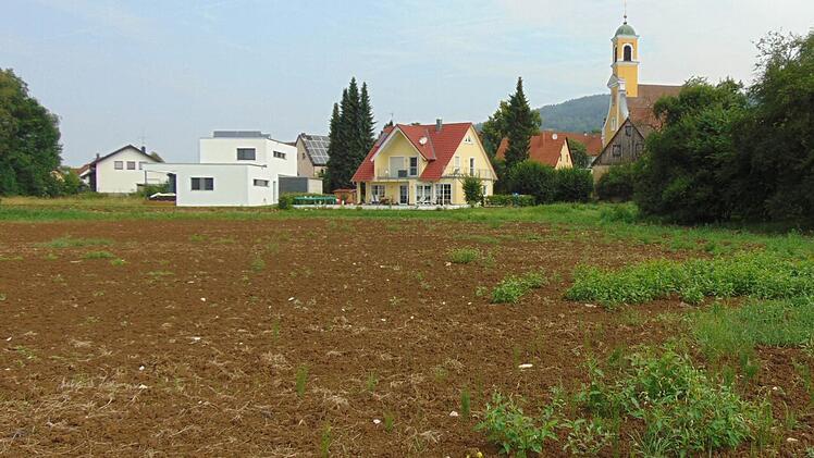 Auf diesem Gelände in der Nähe der Kirche möchte SeniVita einen Seniorenzentrum errichten.  Foto: Petra Malbrich