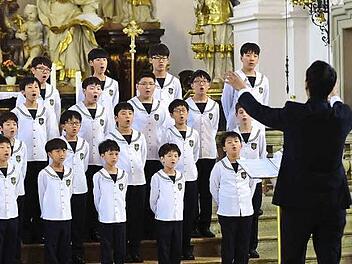 Der Domknabenchor "Musica Sacra" aus Seoul unter der Leitung von Jun-Young Jesung beim Konzert in der Gößweinsteiner Basilika  Foto: Stephan Herbert Fuchs