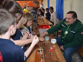 Wie ein Magnet zog das Haus der kleinen Forscher die wissenshungrigen Kids aller Kinderfeuerwehren an. Hier konnte mit Elektronik experimentiert werden. Foto: K.- H. Hofmann