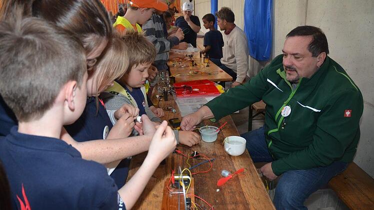 Wie ein Magnet zog das Haus der kleinen Forscher die wissenshungrigen Kids aller Kinderfeuerwehren an. Hier konnte mit Elektronik experimentiert werden. Foto: K.- H. Hofmann