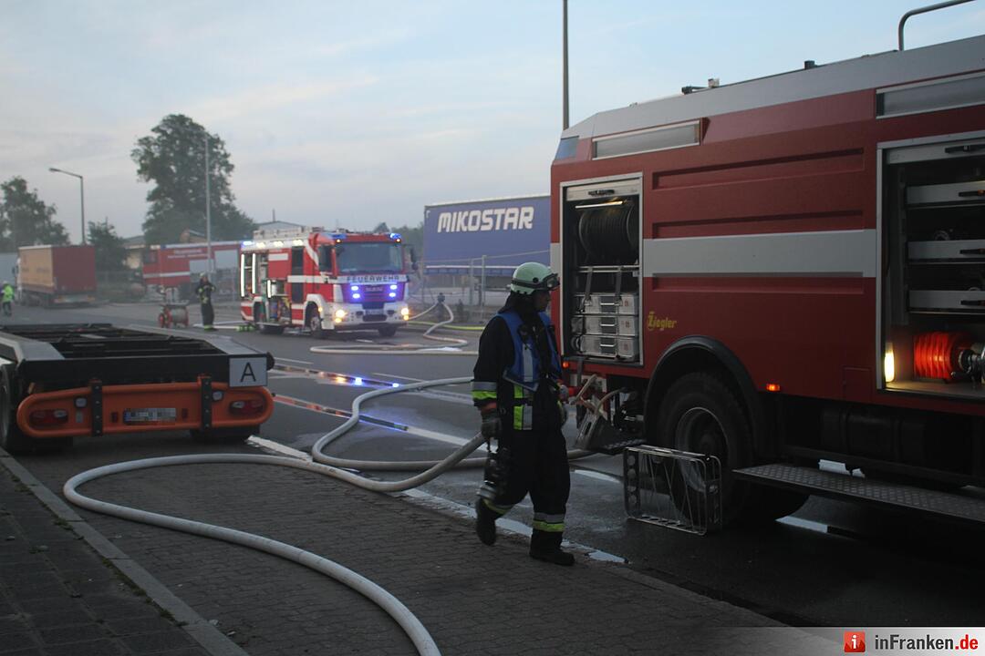Müllberg am Nürnberger Hafen fängt Feuer – Großeinsatz der Feuerwehr
