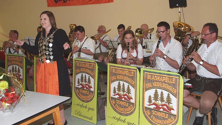 Der Leiter der Blasmusik "Original Heidelbergler" überließ der Schützenkönigin Anna Kuchlbauer für ein Musikstück den Dirigentenstab. Foto: Alfred Thieret