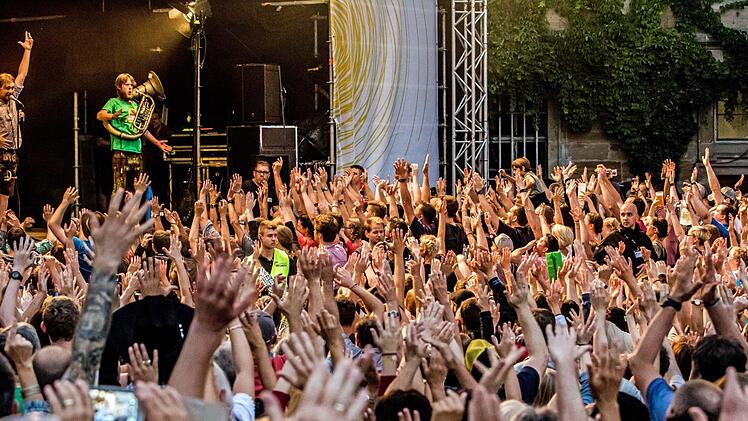 Krachledernes Outfit, mitreißend laute Beats: LaBrassBanda begeistert in Tambach . Foto: Jochen Berger