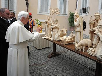 Auf Wunsch von Pfarrer Kilian Kemmer segnete Papst Benedikt XVI. die Krippe für die Höchstadter Partnergemeinde Swinemünde. Foto: privat