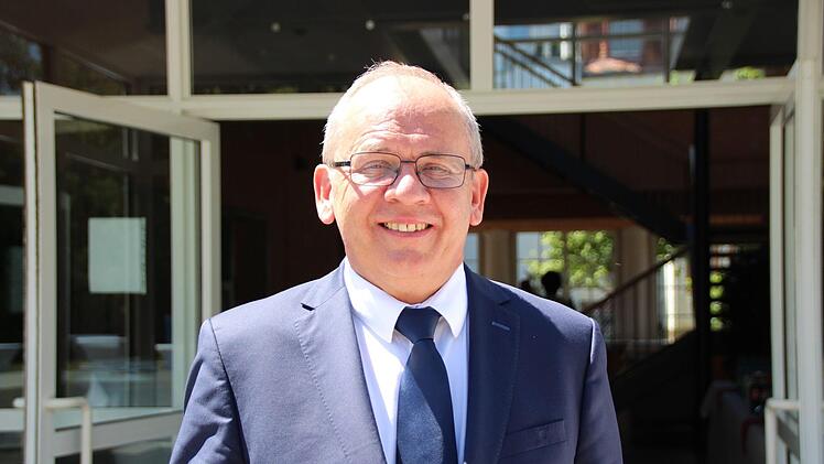 Unterfrankens Regierungspräsident Eugen Ehmann vor dem Tattersall. Foto: Benedikt Borst