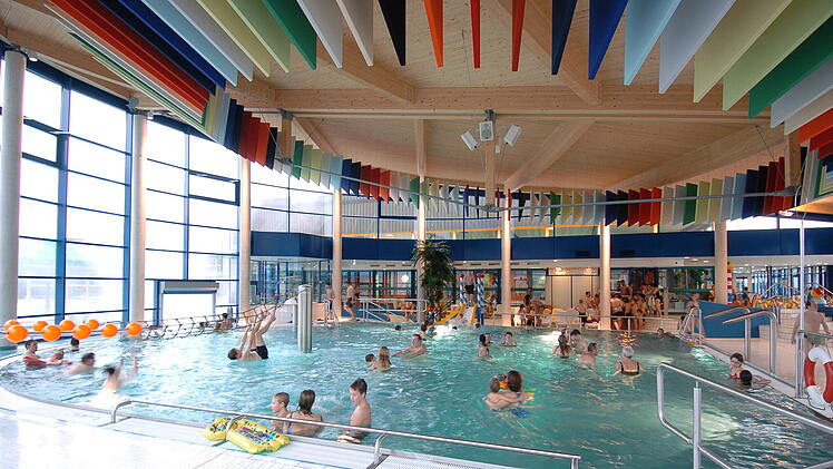 Coburg: Erlebnisbad Aquaria senkt Wassertemperatur - Schwimmbäder in der Energiekrise