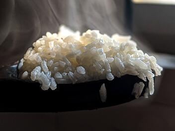 Reispreis steigt um mehr als 63 Prozent: Verbraucherzentrale konfrontiert Hersteller