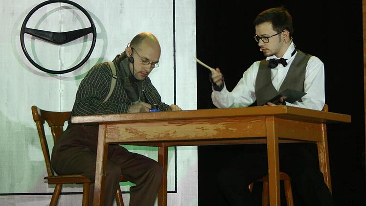 Ebenezer Scrooge (Fabian Altmann, rechts) machte als eiskalter Geschäftsmann seinem Mitarbeiter Mr. Cratchit (Matthias Fiedler) das Leben schwer.