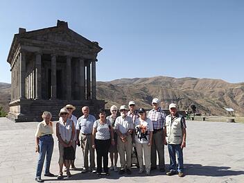 Die Teilnehmer der Reise vor dem antiken Tempel in Garni. Foto: Nürnberger