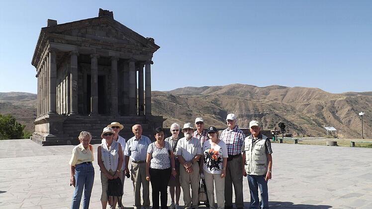Die Teilnehmer der Reise vor dem antiken Tempel in Garni. Foto: Nürnberger