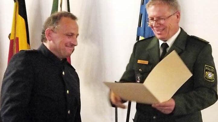 Der oberfränkische Polizeipräsident Reinhard Kunkel (rechts) überreichte Bernhard Schmitt bei der Feierstunde im Coburger Rathaus das Bestellungsschreiben. Fotos: Ulrike Nauer