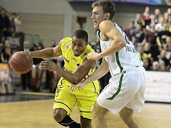 Bayreuths Routinier Bryan Bailey (links) feierte nach langer Verletzung ein starkes Comeback. Rechts der Trierer Adin Vrabac. Foto: Peter Mularczyk