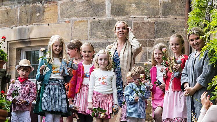 Die Kinder der Modenschau mit ihren Designerinnen,Foto: Rudio Hein