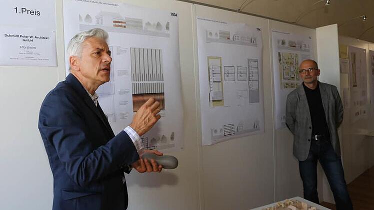 Architekt Peter W. Schmidt erläutert seinen Entwurf. Foto: Barbara Herbst