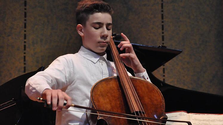 Wenn sich der 14-jährige Würzburger Richard Verna so weiter entwickelt, dann hat er sicher eine große Karriere vor sich. Überwiegend auswendig interpretierte er die meisten der anspruchsvollen Werke.Foto: Peter Klopf