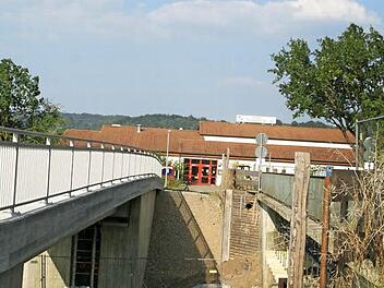 Derzeit führen zwei Brücken über die Schleuse Limbach zum TSV-Sportgelände und auf die dortigen landwirtschaftlichen Flächen. Die neue Brücke (links) ist provisorisch für den Verkehr freigegeben, die alte Brücke (rechts) wird in den kommenden Wochen abgebrochen. Fotos: Sabine Weinbeer
