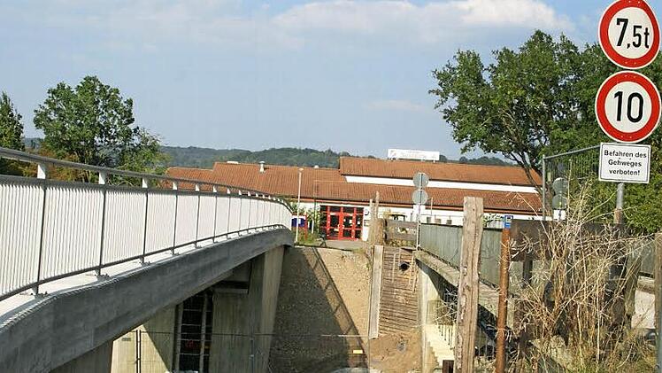 Derzeit führen zwei Brücken über die Schleuse Limbach zum TSV-Sportgelände und auf die dortigen landwirtschaftlichen Flächen. Die neue Brücke (links) ist provisorisch für den Verkehr freigegeben, die alte Brücke (rechts) wird in den kommenden Wochen abgebrochen. Fotos: Sabine Weinbeer