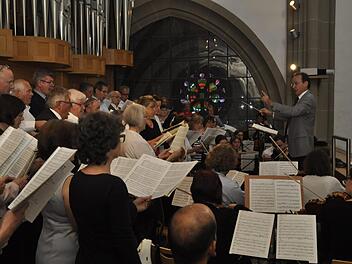 Trotz quälender Enge auf der Empore der Stadtpfarrkirche: Burkhard Ascherl als Dirigent hatte seine Musiker und Sänger voll im Griff. Foto: Peter Klopf