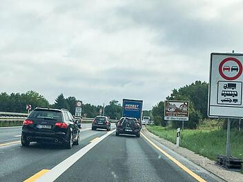 Die Sommerferien werden auf den Autobahnen gerne für Baustellen genutzt. Wenn dann aber auch die Bahn baut, wird der Weg zur Arbeit oft zur Geduldsprobe. Foto: Hauser