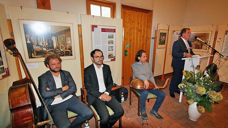 Beim Kulturempfang des Bezirks Unterfranken auf Schloss Aschach hielt Bezirkstagspräsident Erwin Dotzel (rechts) die Festrede. Jonas Hermes (Baß), Hussein Mahmoud (Saz, eine Art Laute) sowie Samir Aldalati (Oud, ebenfalls eine Laute) von der solidarischen Musikschule des Theaters am Neunerplatz in Würzburg spielten einige Stücke. Foto: Dieter Britz