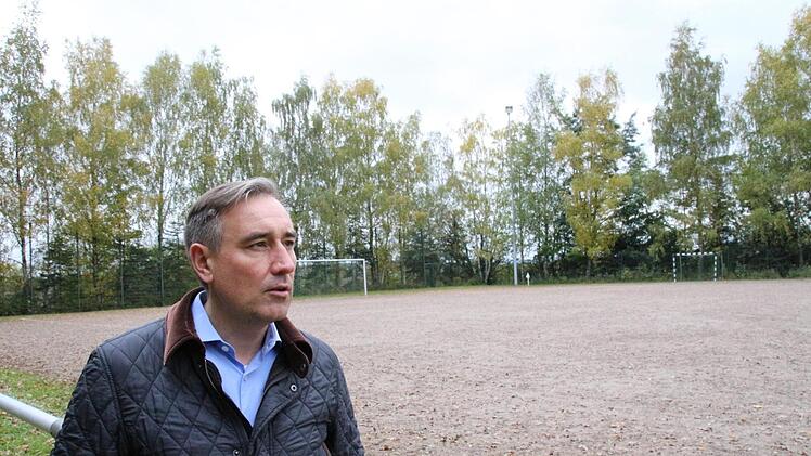 Michael Schulz am Hartplatz: "Bei Regen verwandelt er sich in eine Schlammwüste." Foto: Simone Bastian