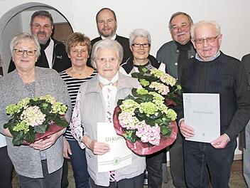 Ehrungen f&uuml;r 25- bis 50-j&auml;hrige Treue (von links): Vorsitzende Christine P&ouml;tsch-Lauer, Margit Br&uuml;ckner, die f&uuml;r ihre Kinder Daniela und Andreas Br&uuml;ckner die Ehrung in Empfang nahm, stellvertretender Kreisvorsitzender Reiner Br&uuml;ckner, Christel Siller, Isolde Rei&szlig;enweber, B&uuml;rgermeister Bernd Reisenweber, Brigitta Sauerwein, Gruppenvorsitzender Gerold Schlosser, Roland Carl und Siegfried Carl  Fotos: Alexandra Kemnitzer