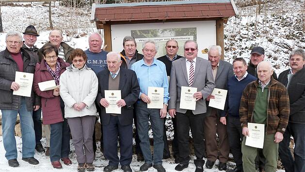 F&uuml;r 40 Jahre Treue zur Ortsgruppe Seibelsdorf des Frankenwaldvereins wurden bei der Hauptversammlung 20 Mitglieder ausgezeichnet. Unser Bild zeigt die Geehrten zusammen mit Obmann Karl Schoger (Zweiter von links), B&uuml;rgermeister Norbert Gr&auml;bner (Vierter von rechts) und stv. Obmann Gerhard Fr&ouml;ba (rechts).  Foto: Christine Fischer