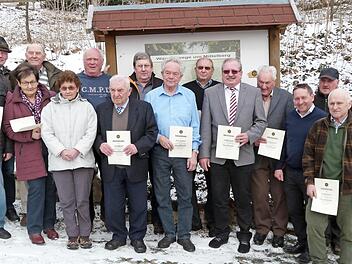 Für 40 Jahre Treue zur Ortsgruppe Seibelsdorf des Frankenwaldvereins wurden bei der Hauptversammlung 20 Mitglieder ausgezeichnet. Unser Bild zeigt die Geehrten zusammen mit Obmann Karl Schoger (Zweiter von links), Bürgermeister Norbert Gräbner (Vierter von rechts) und stv. Obmann Gerhard Fröba (rechts).  Foto: Christine Fischer