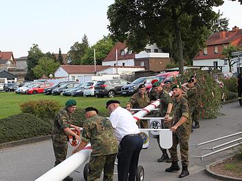 Den Kirchweihbaum stellen die Mitglieder der Reservistenkameradschaft Knetzgau am Festplatz auf. Fotos: Christiane Reuther