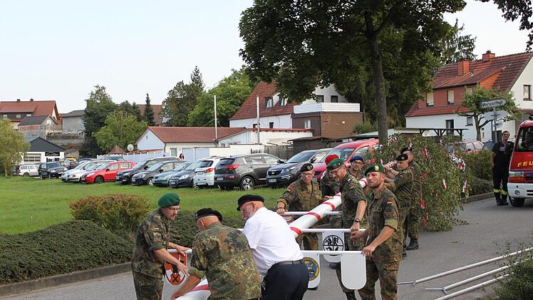 Den Kirchweihbaum stellen die Mitglieder der Reservistenkameradschaft Knetzgau am Festplatz auf. Fotos: Christiane Reuther