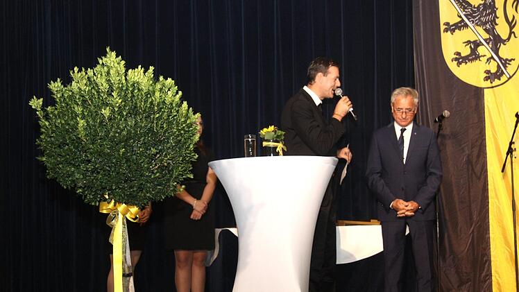 Moderator Thomas Schmid  mit Hans-Peter Schlagholz