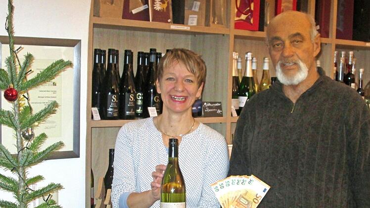 Insgesamt 350 Euro aus der Sonderaktion übergab Ulrike Lange (links) an den Vorsitzenden der Hammelburger Tafel, Dieter Roth.  Foto: Ehling